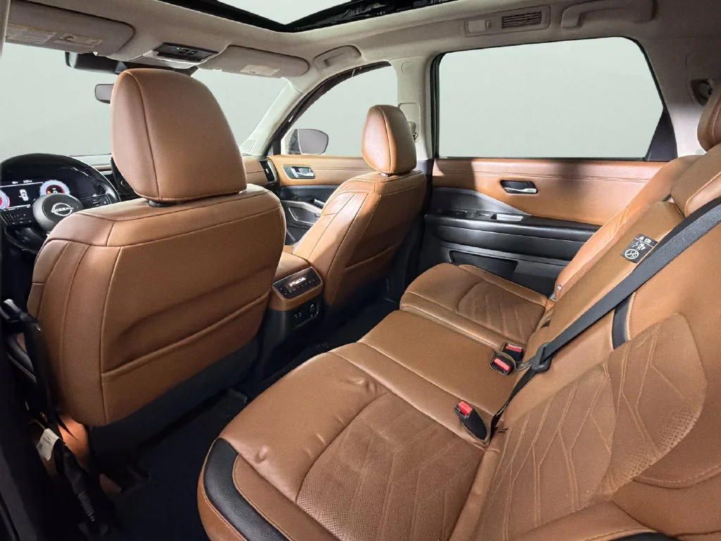 Used 2022 Black Nissan Platinum image 31