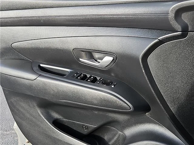 Used 2025  Hyundai SEL Convenience Front-Wheel Drive image 14