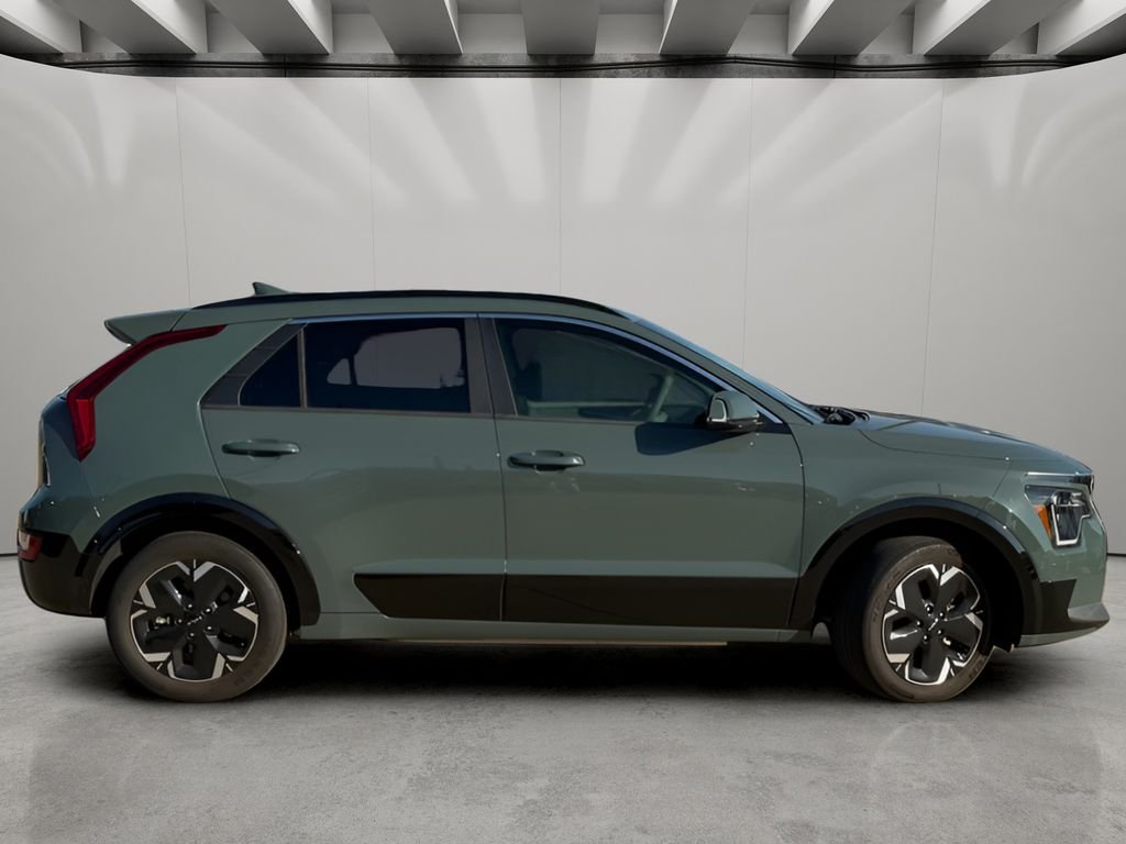 Used 2024 Cityscape Green Kia Wave image 6