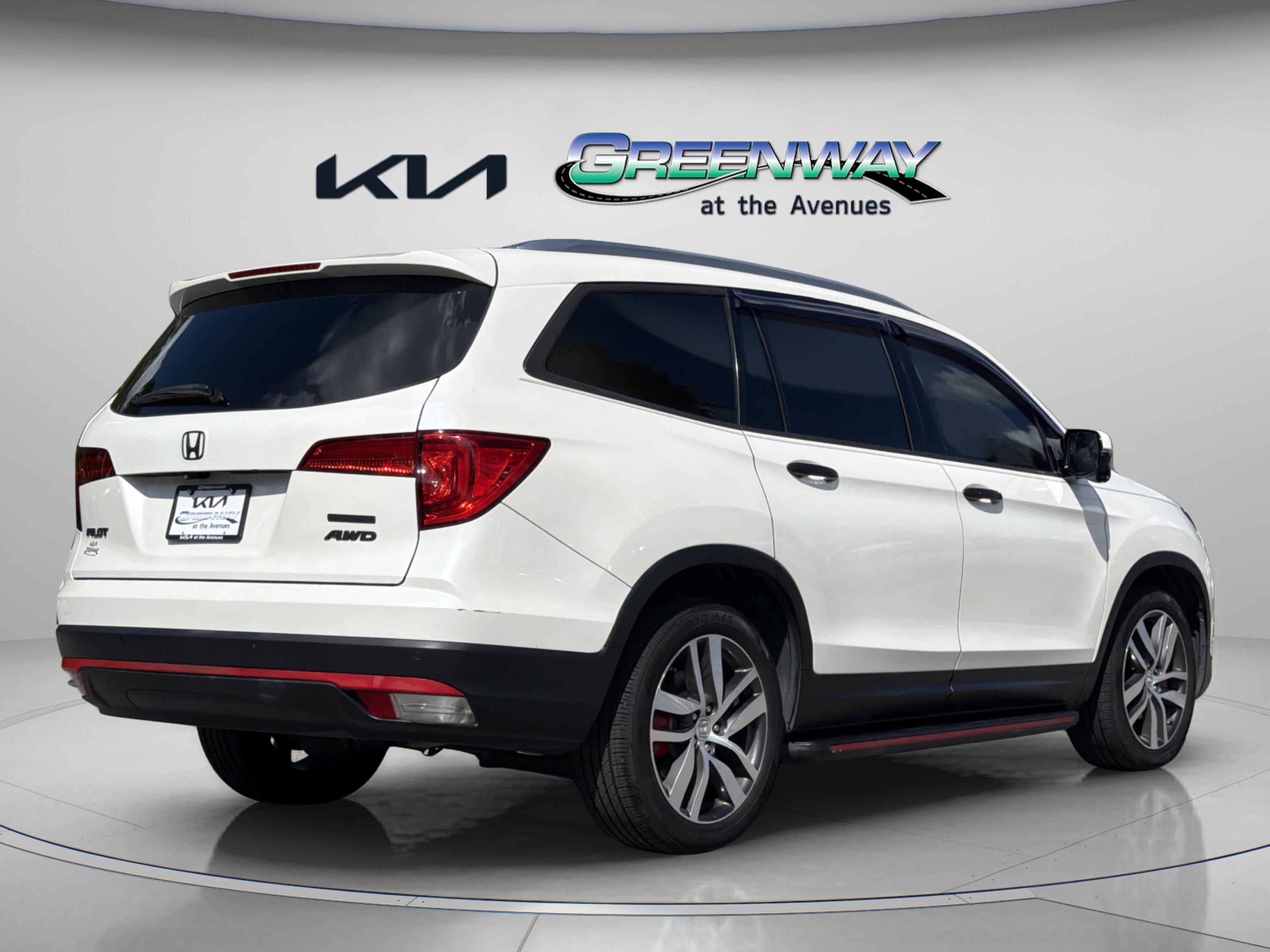 Used 2016 White Diamond Pearl Honda Touring image 6