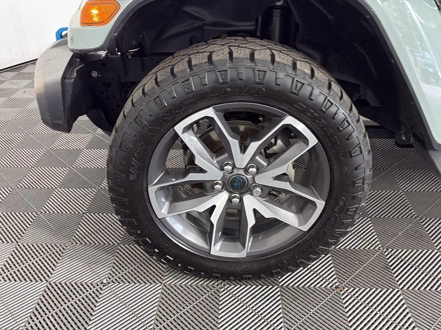 Used 2024 Earl Clearcoat Jeep Sport S image 16