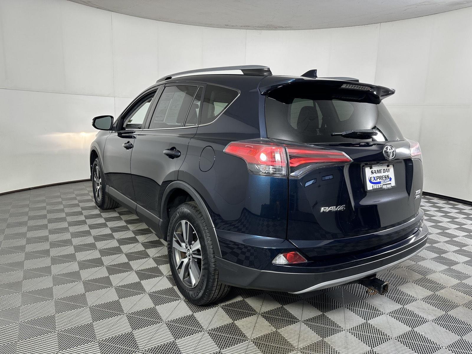 Used 2018 Galactic Aqua Mica Toyota XLE image 15