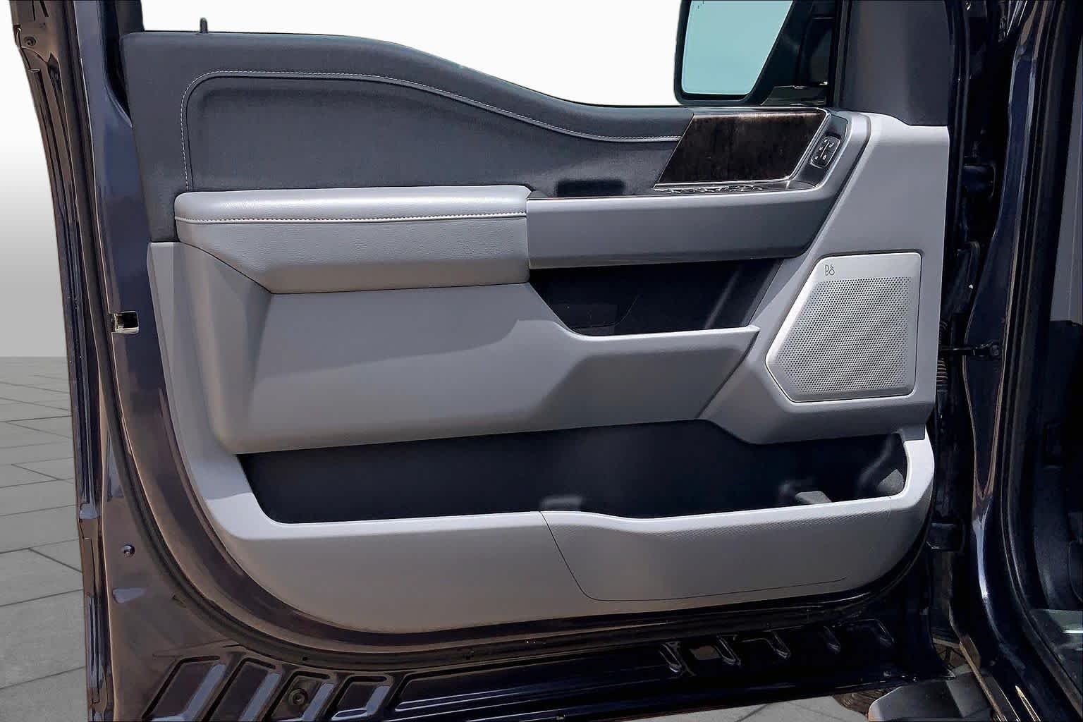 Used 2021 Smoked Quartz Metallic Tinted Clearcoat Ford LARIAT image 22
