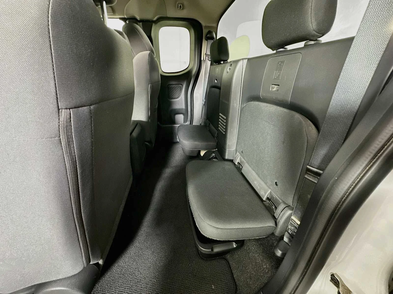 Used 2022 Glacier White Nissan S image 21