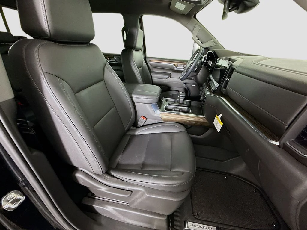 Used 2024 Black Chevrolet RST image 27