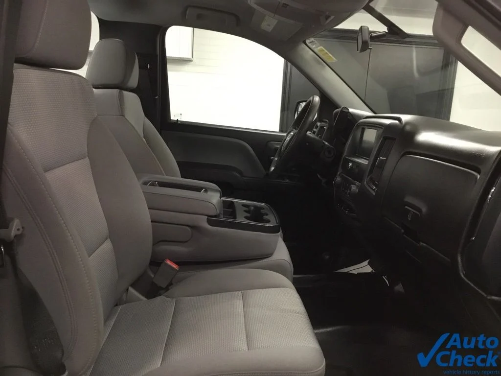 Used 2018 White GMC Base image 31