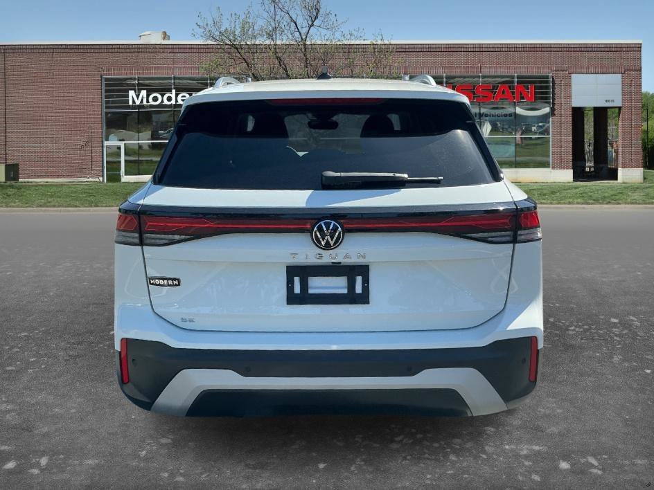 Used 2025 Pure White Volkswagen SE image 3