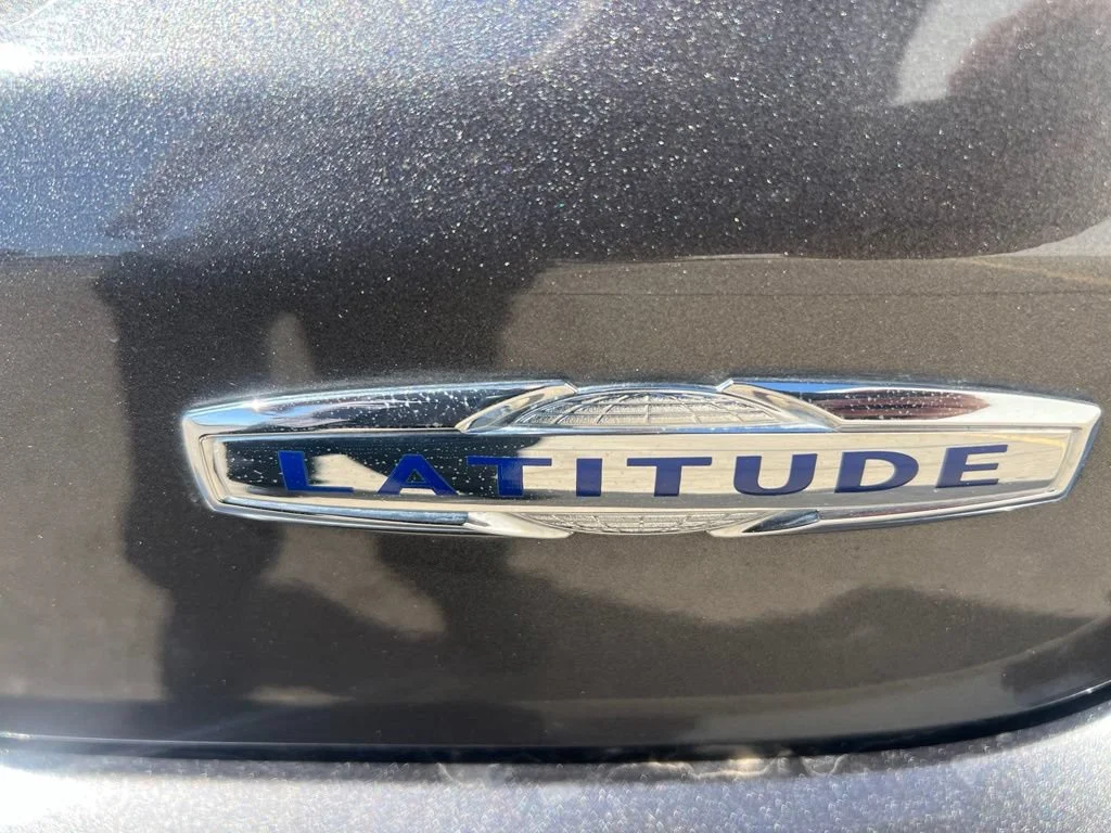 Used 2022  Jeep Latitude image 36