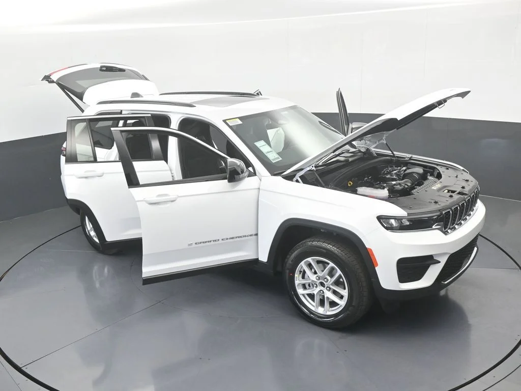 New 2026 Bright White Clear-Coat Exterior Paint Jeep Laredo X image 67
