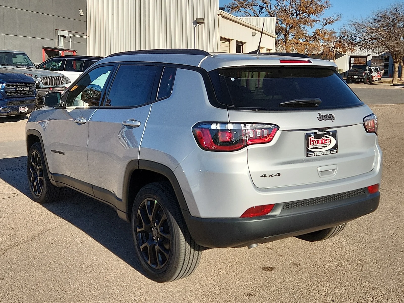 New 2026 Silver Zynith Metallic Clear-Coat  Paint Jeep LATITUDE ALTITUDE 4X4 image 3