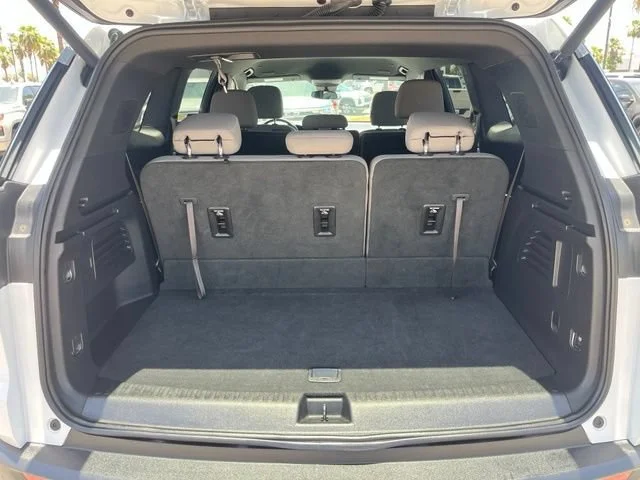 Used 2025 Summit White GMC Elevation image 29