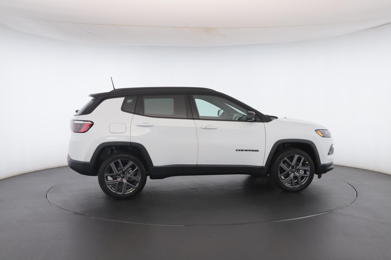 New 2026 Bright White Clear-Coat Exterior Paint Jeep Limited Altitude 4x4 image 29