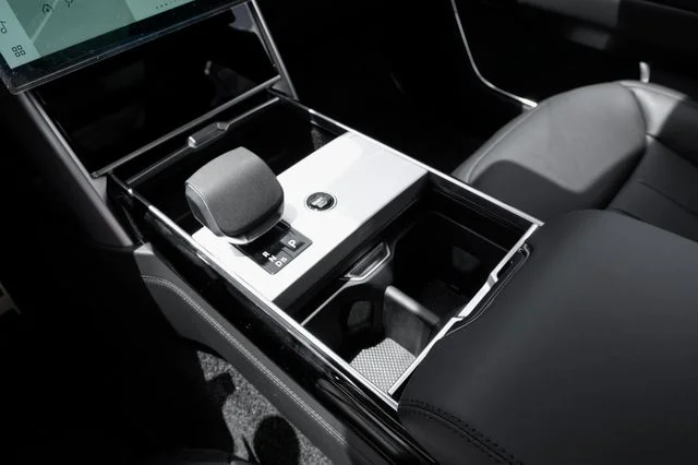 New 2026 Charente Grey Land Rover SE image 28