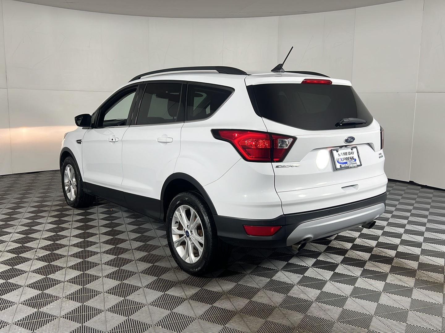 Used 2019 Oxford White Ford SEL image 6