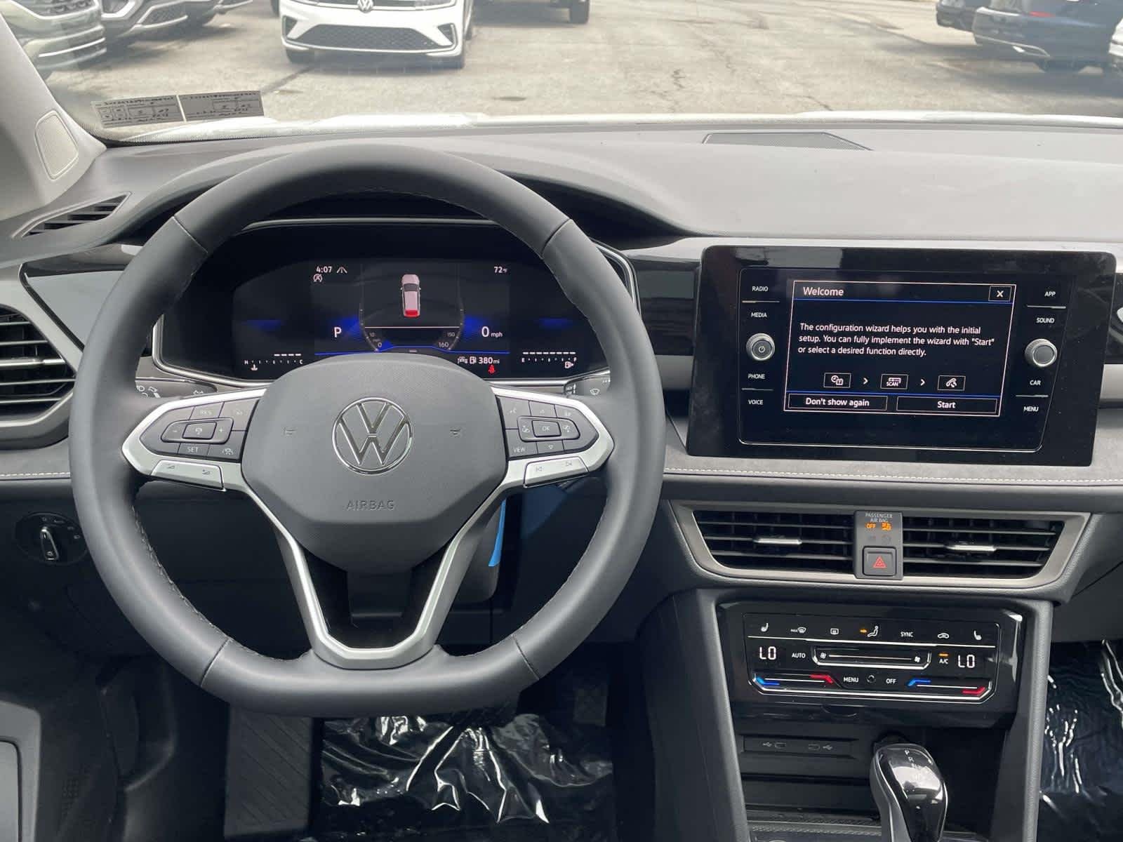New 2026 Pure White w/Deep Black Roof Volkswagen SE Black image 2