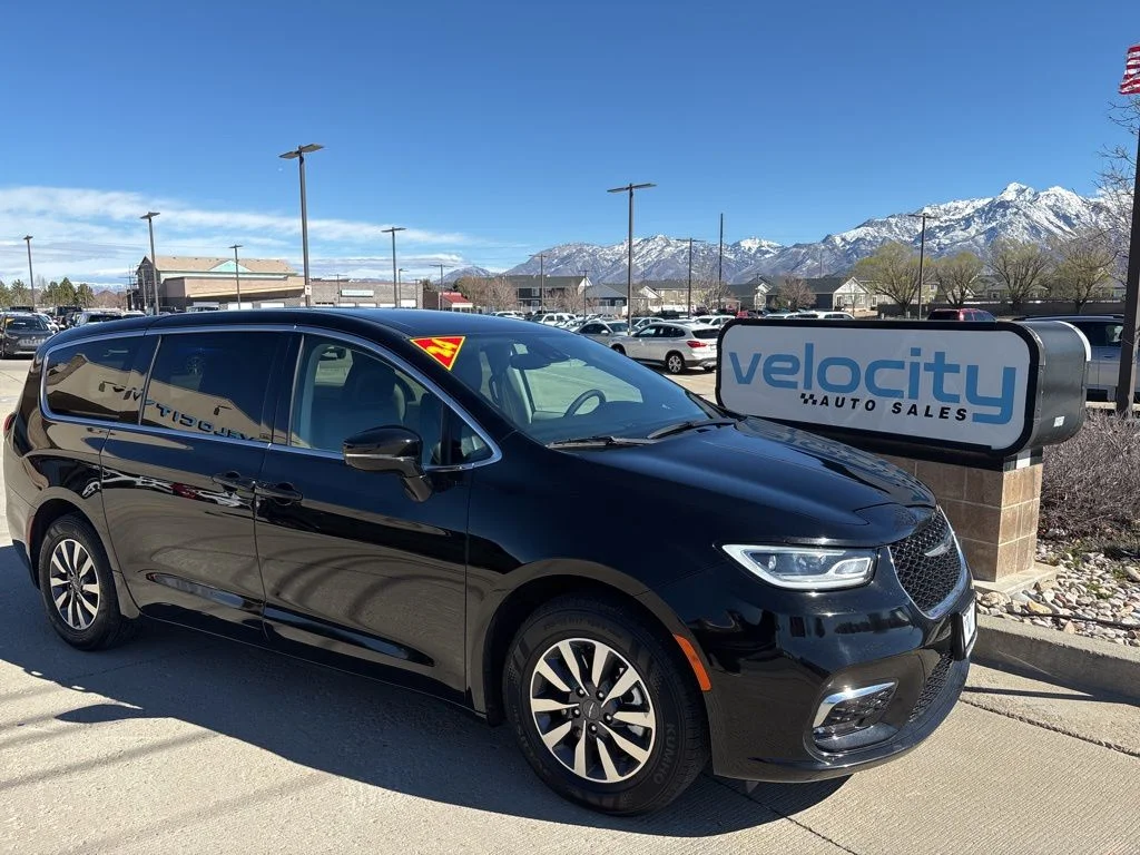 2024 Chrysler Pacifica Hybrid Select PHEV's photo