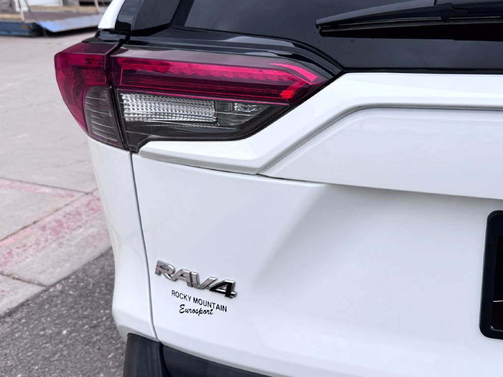 Used 2022 White Toyota LE image 9