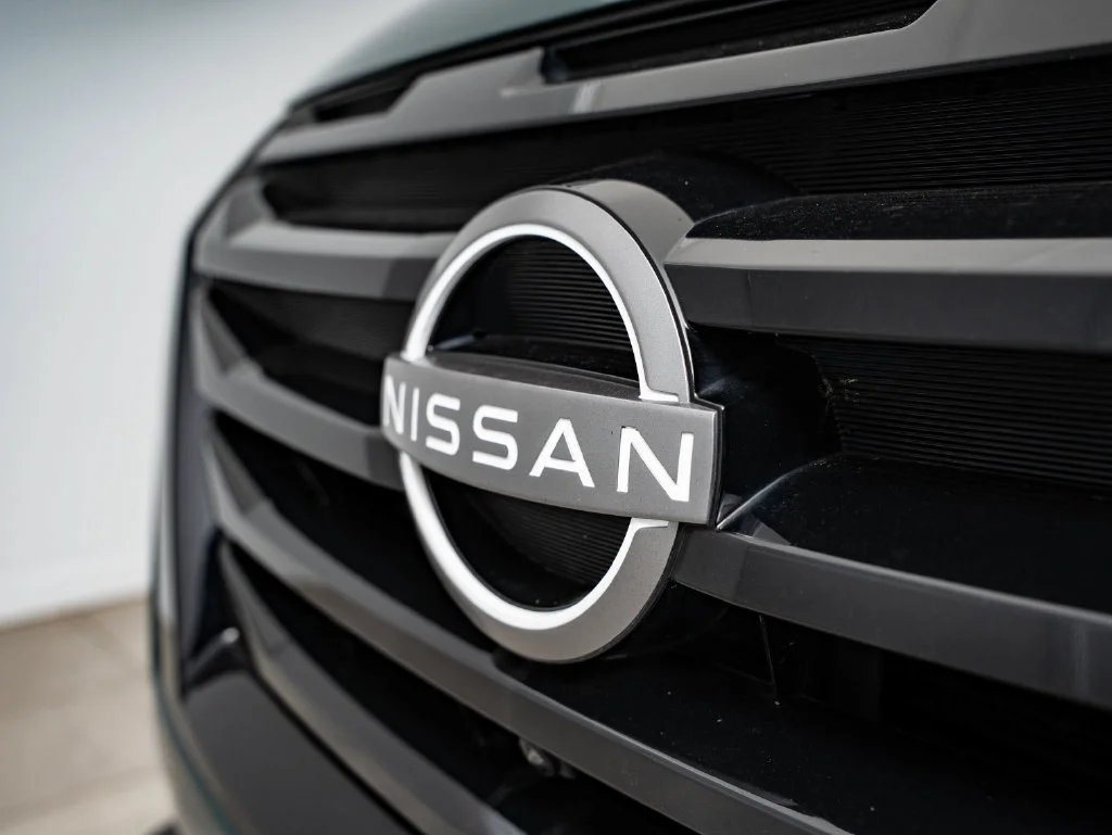 Used 2023 Obsidian Green Pearl Nissan Platinum image 3