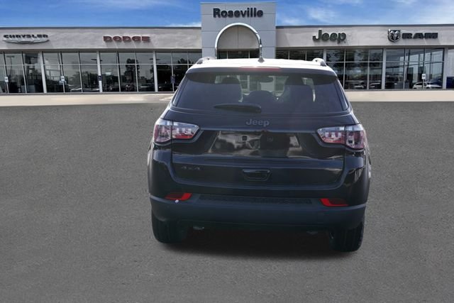 New 2026 Diamond Black Crystal Pearl-Coat Exterior Paint Jeep Limited image 4