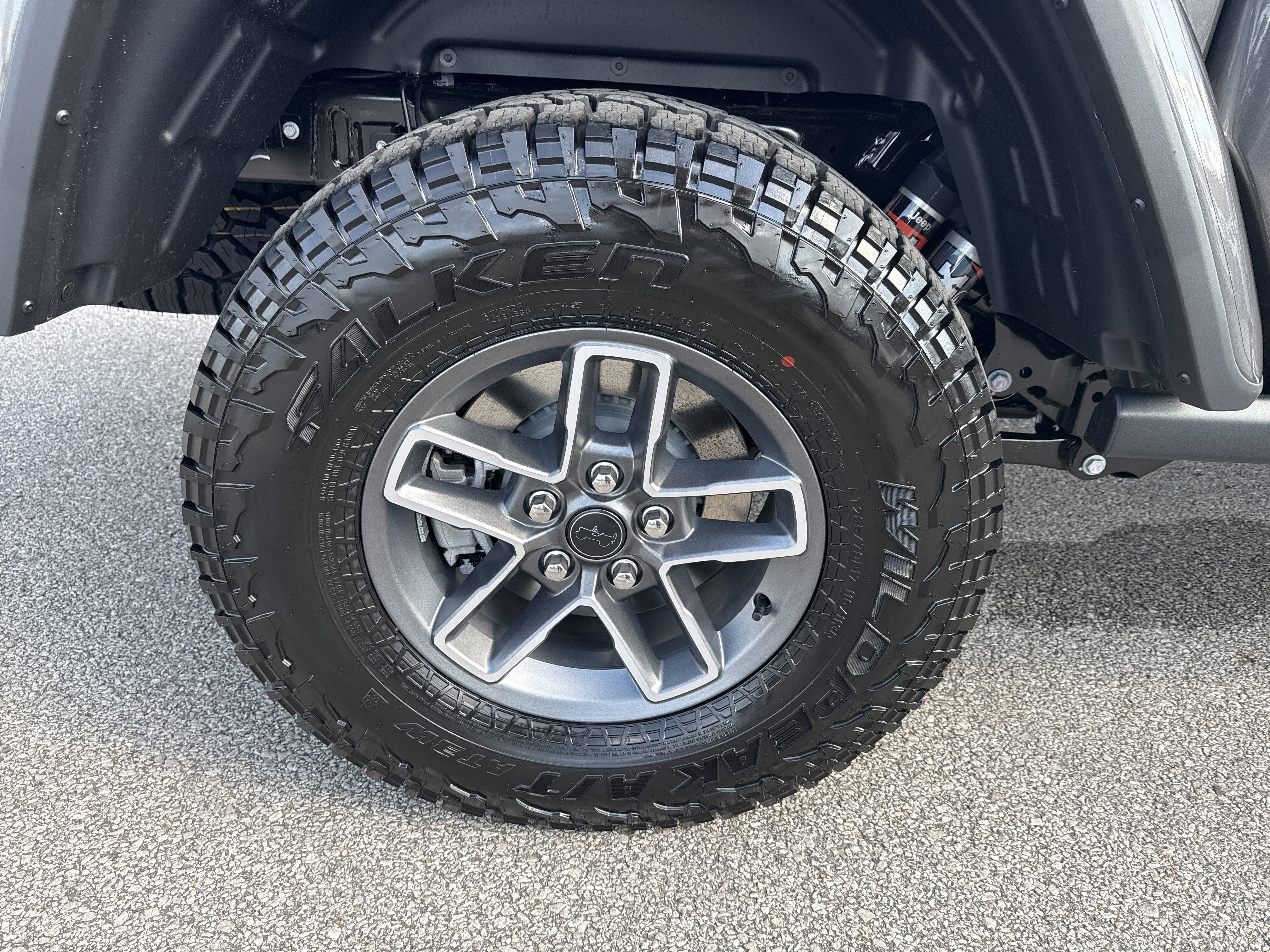 New 2026 Granite Crystal Metallic Clear-Coat Exterior Paint Jeep Mojave X image 18