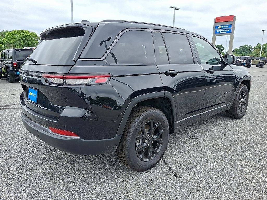 New 2026 Diamond Black Crystal Pearlcoat Jeep Altitude image 4