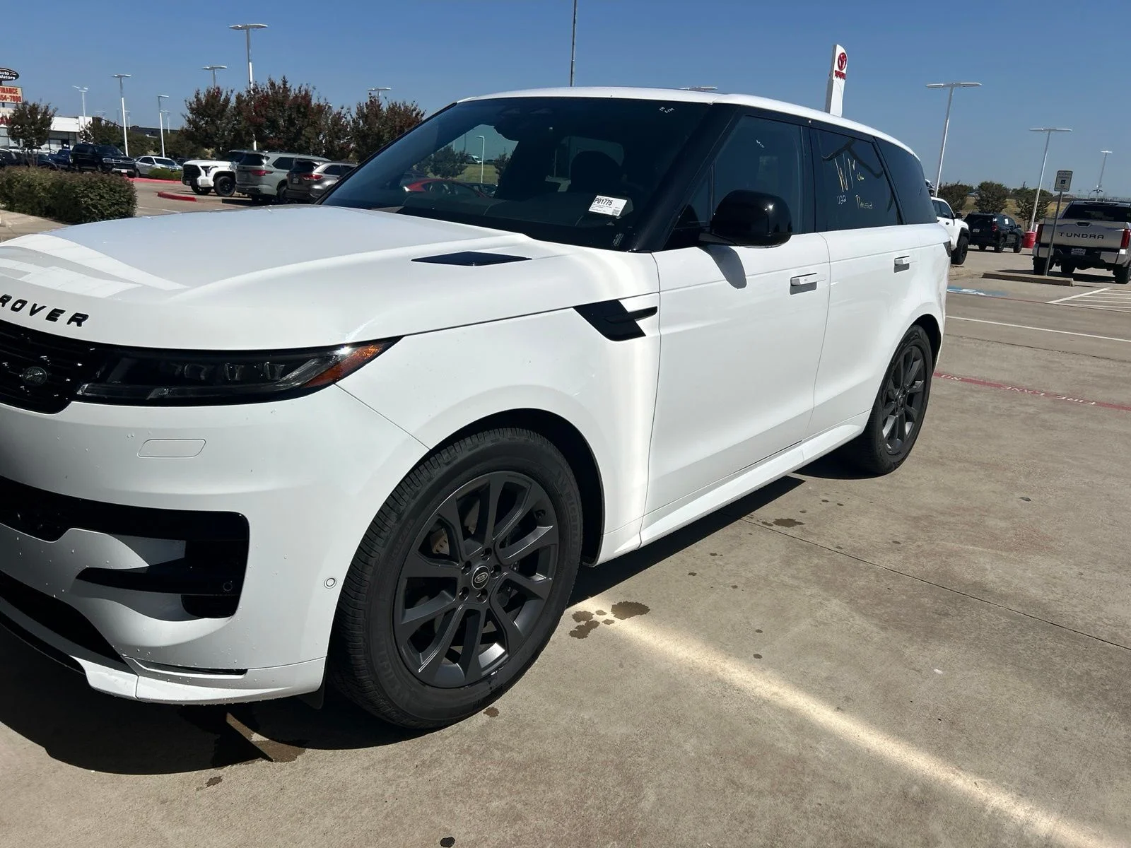 Used 2024 White Land Rover Dynamic SE image 29