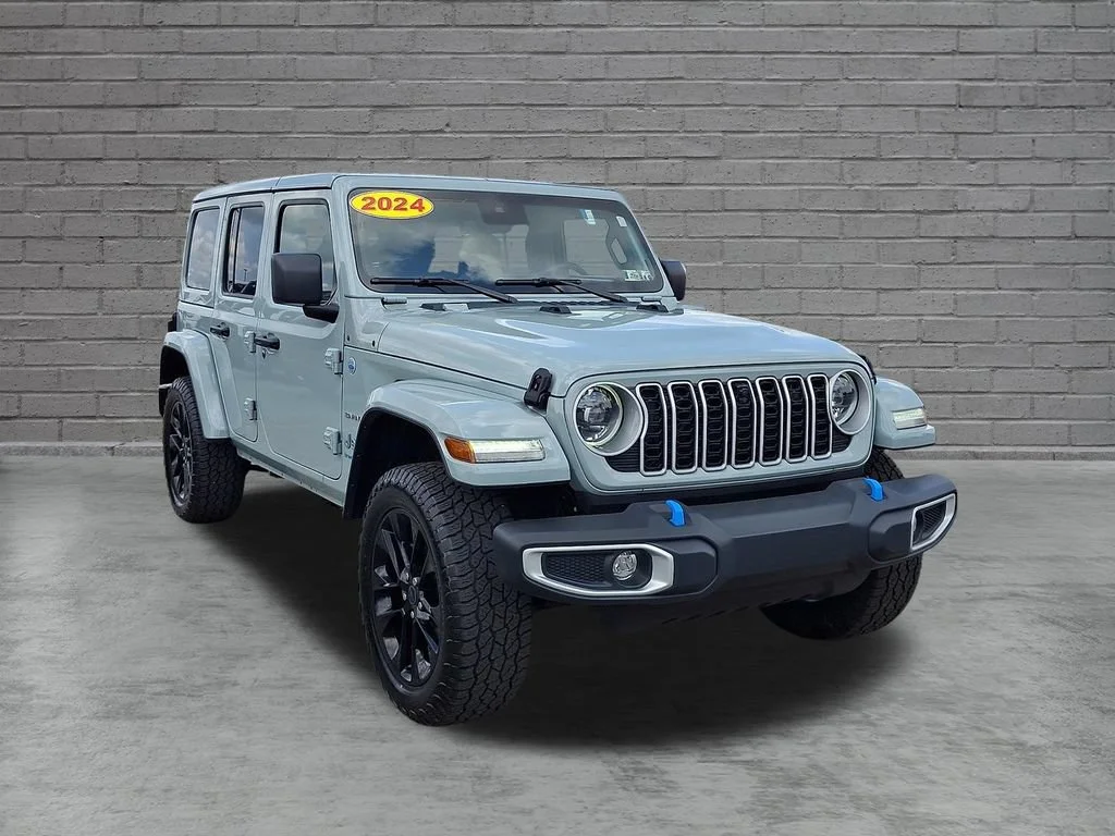 Used 2024 Earl Clearcoat Jeep Sahara image 2