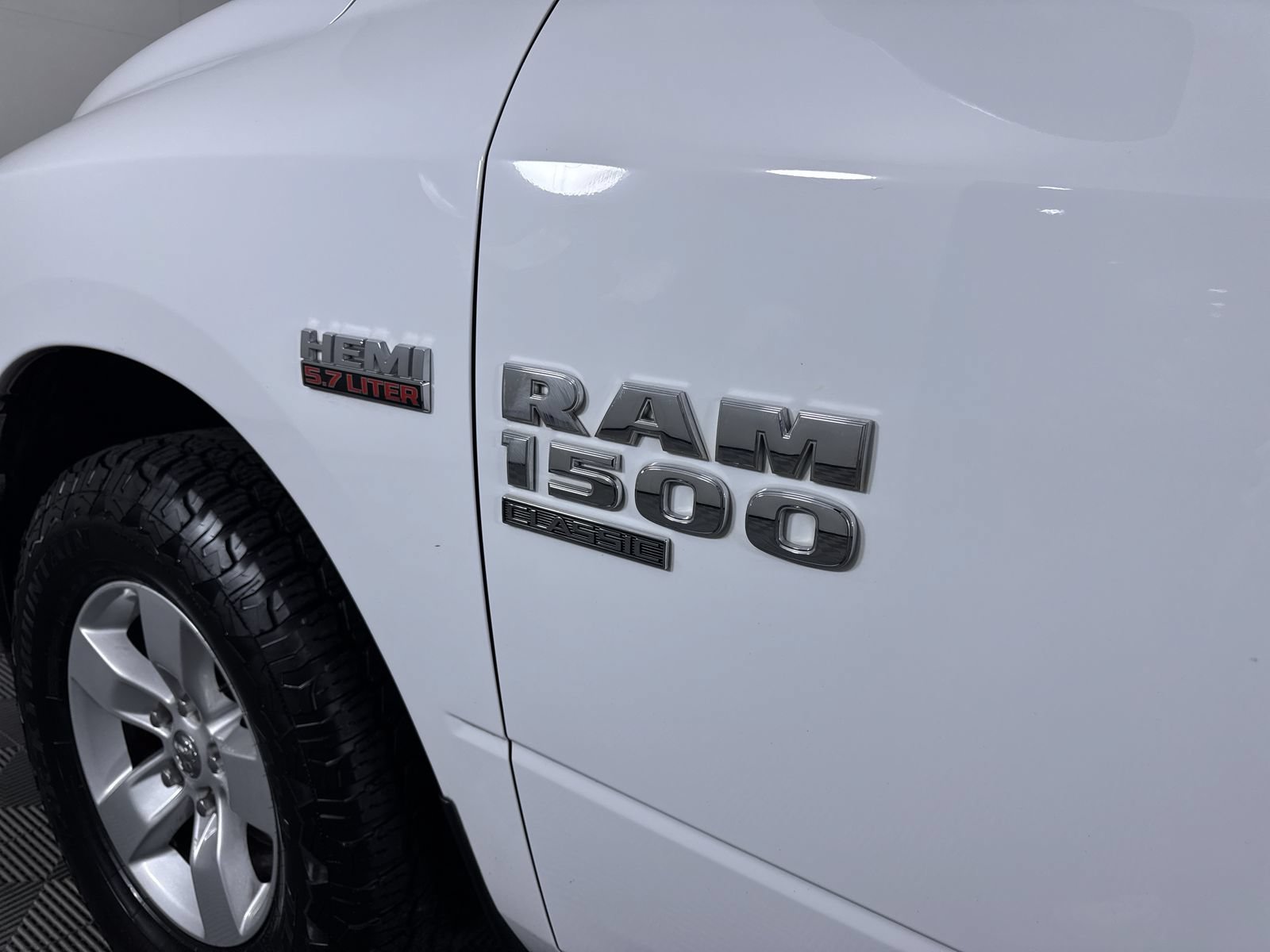 Used 2019 Bright White Clearcoat Ram SLT image 25