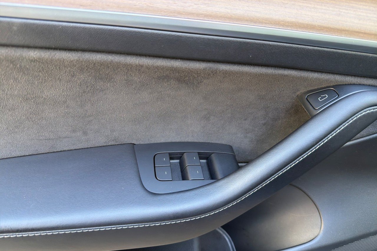 Used 2021  Tesla Standard Range Plus image 10