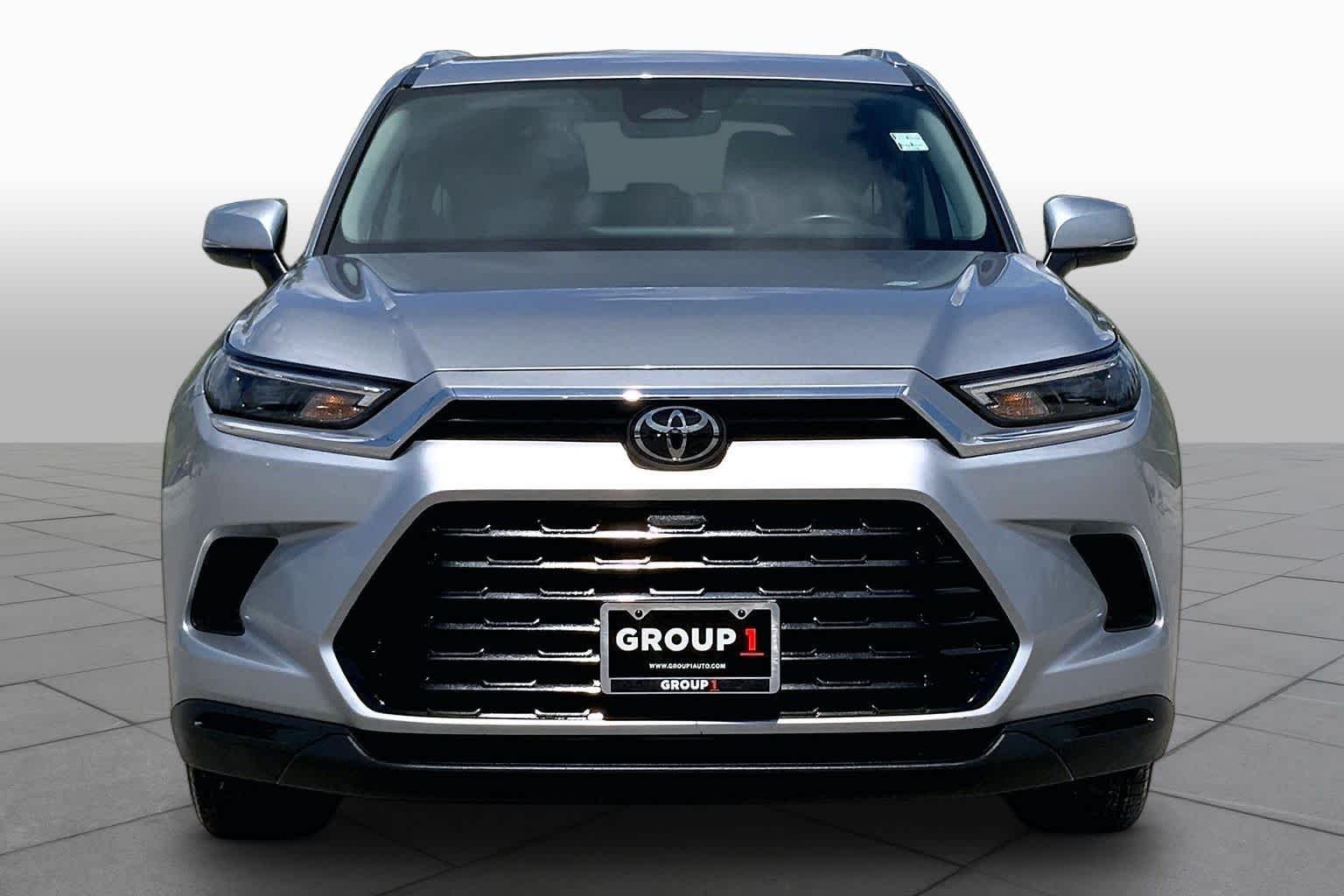 Used 2025 Celestial Silver Metallic Toyota XLE image 4