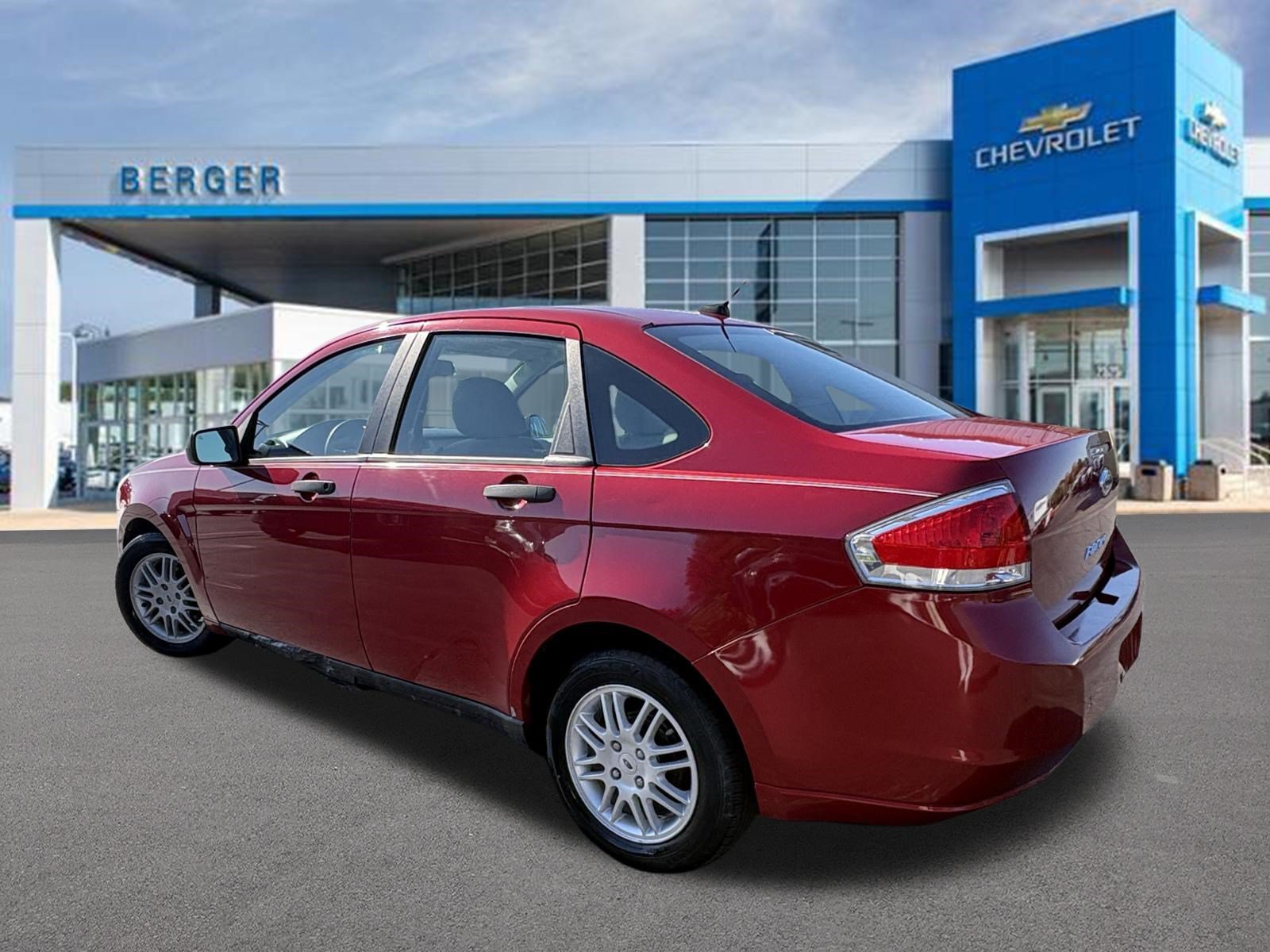 Used 2011 Red Ford SE image 4