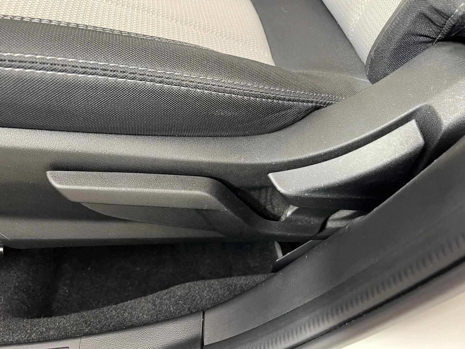 Used 2020  Subaru BASE image 5