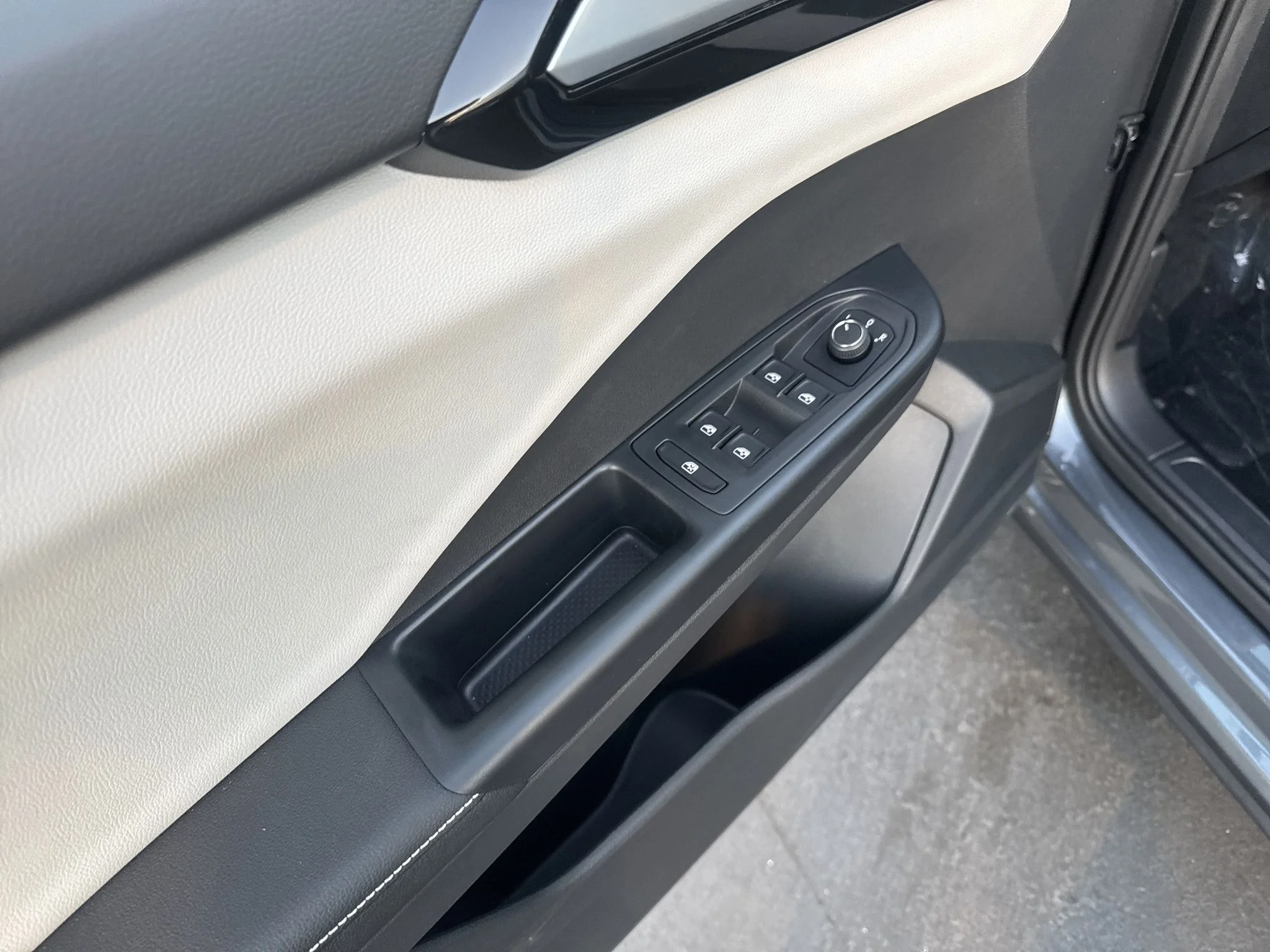 New 2027 Platinum Gray Metallic Volkswagen S image 12