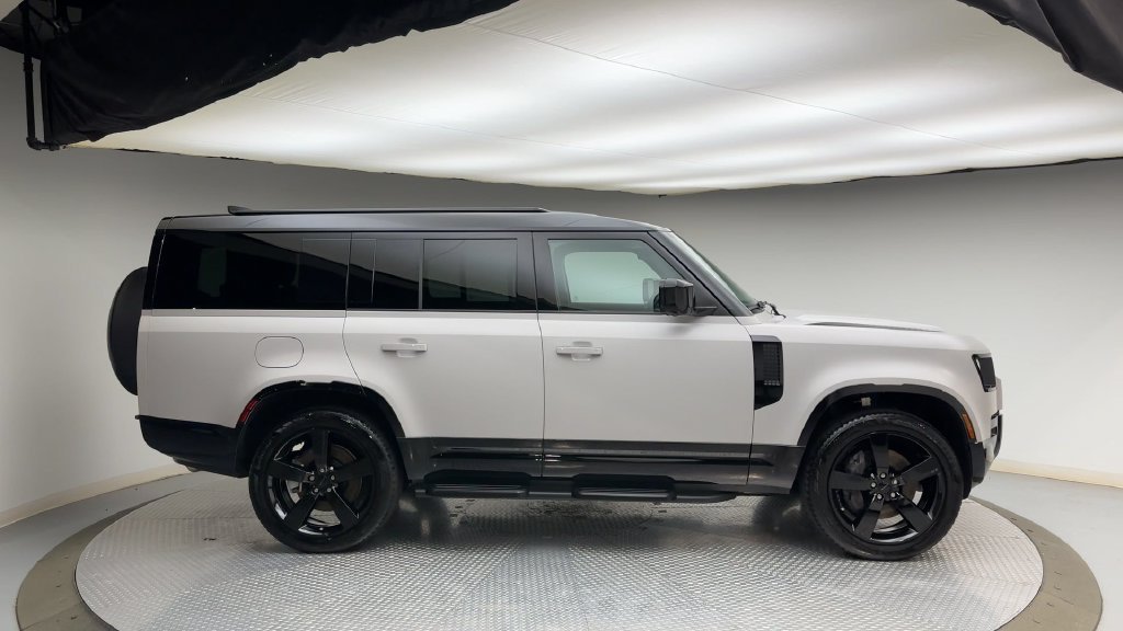 Used 2026  Land Rover X-Dynamic SE image 9