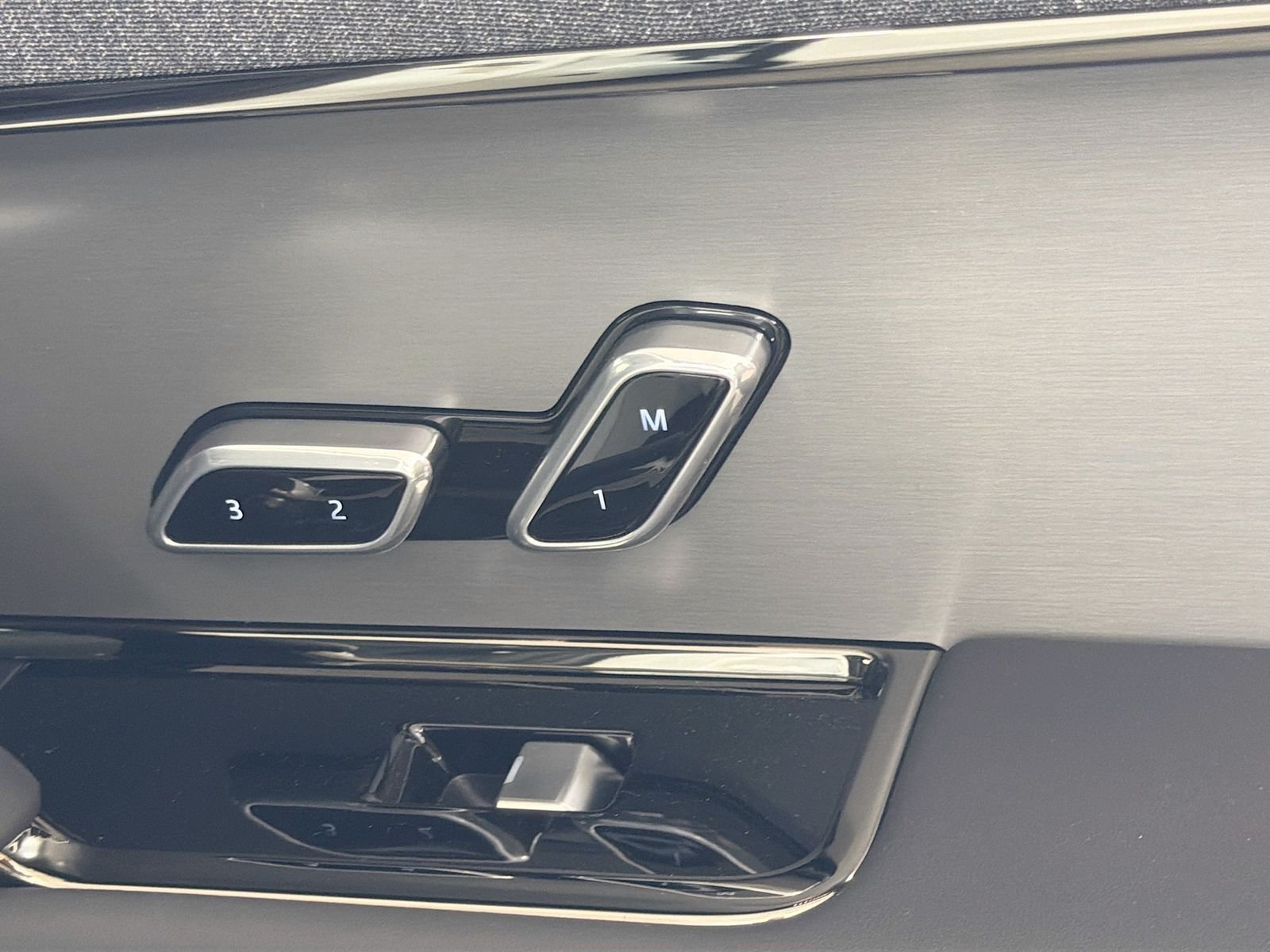 New 2026 Fuji White Land Rover SE image 34