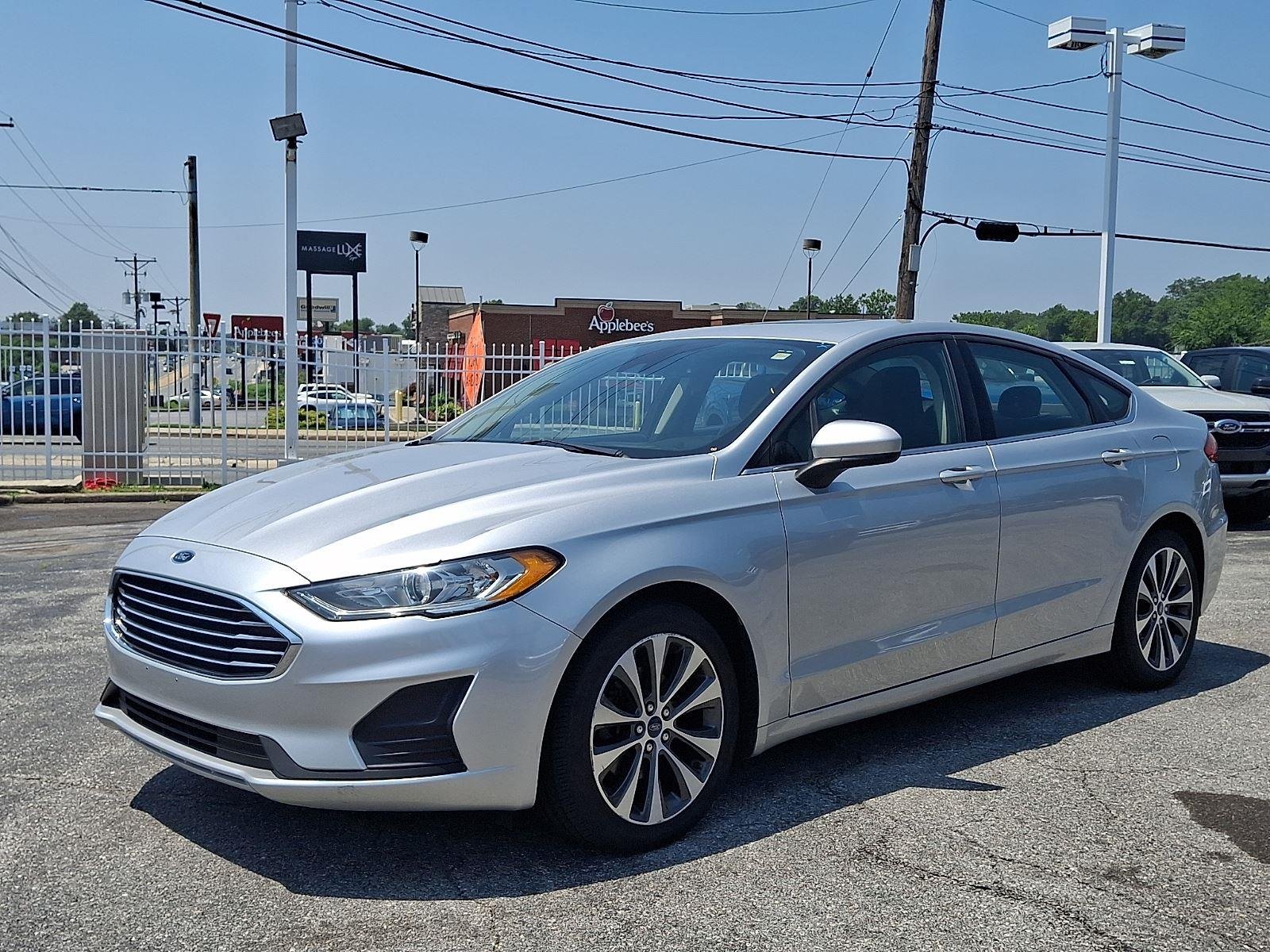 Used 2019 Ingot Silver Ford SE image 3