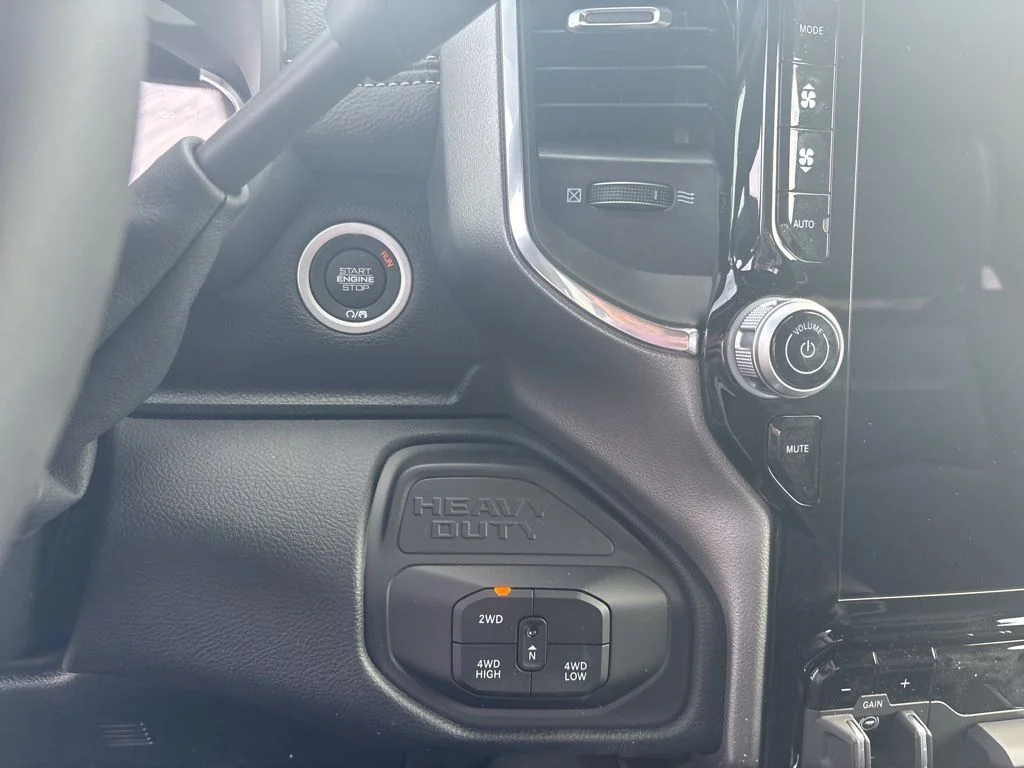 New 2026 Diamond Black Crystal Pearl-Coat Exterior Paint RAM LARAMIE image 27