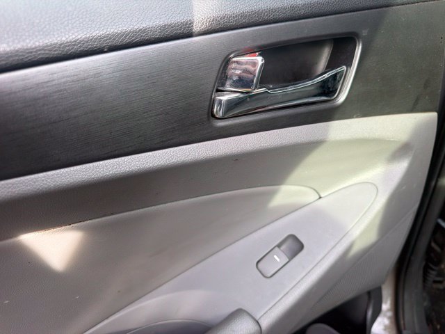 Used 2013 Gray Hyundai SE image 10