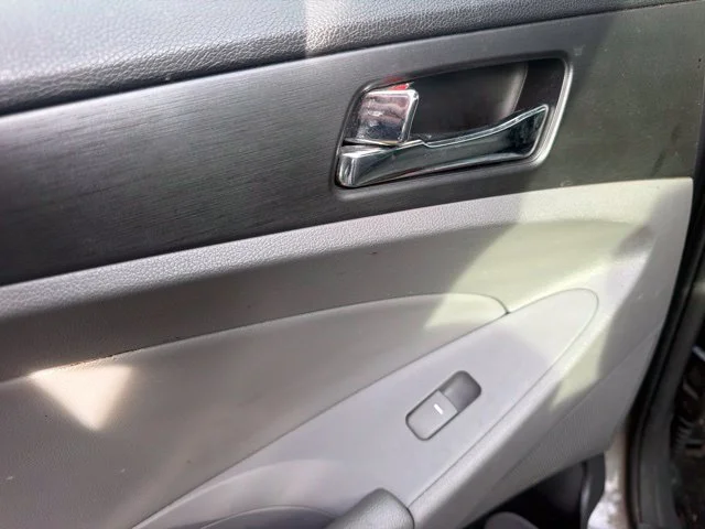 Used 2013 Gray Hyundai SE image 10