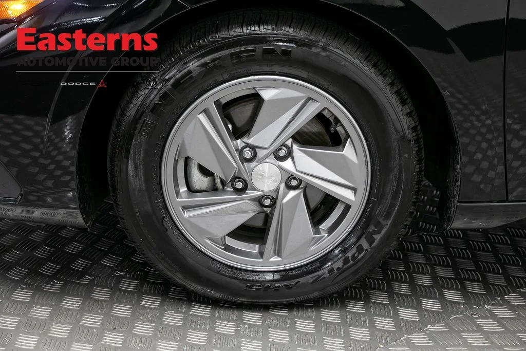 Used 2025 Black Hyundai SE image 30