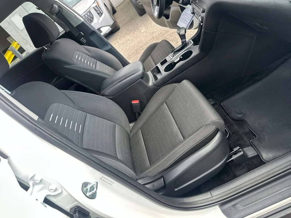 Used 2020 White Kia LX image 33