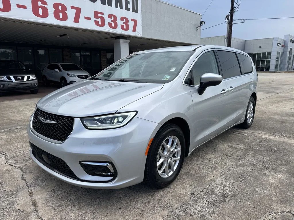 Used 2023 Silver Chrysler Touring L image 2