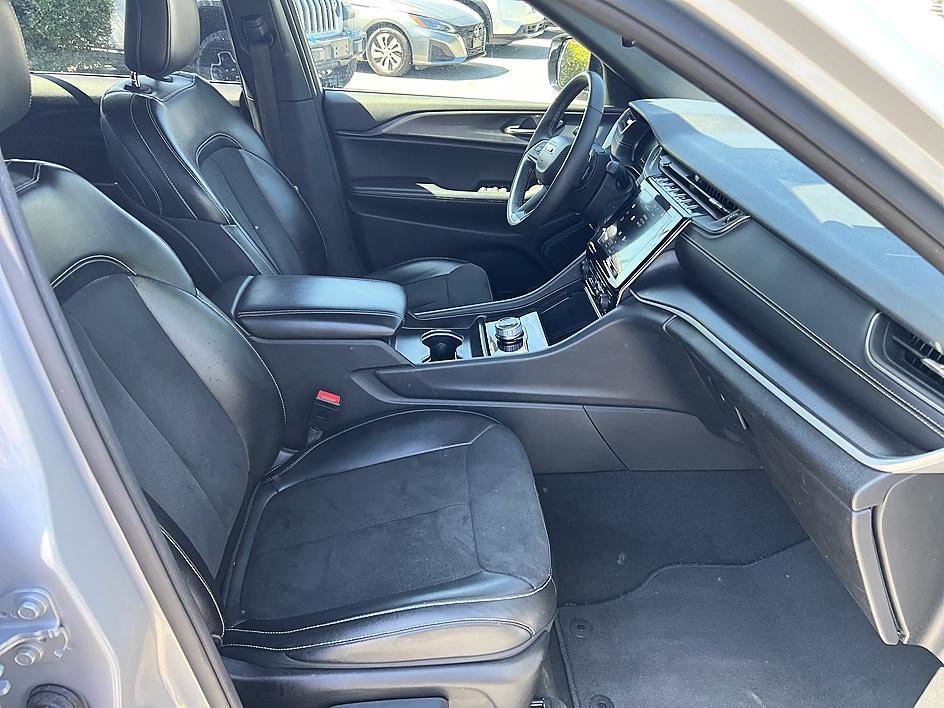 Used 2024 Silver Zynith Jeep Altitude image 17