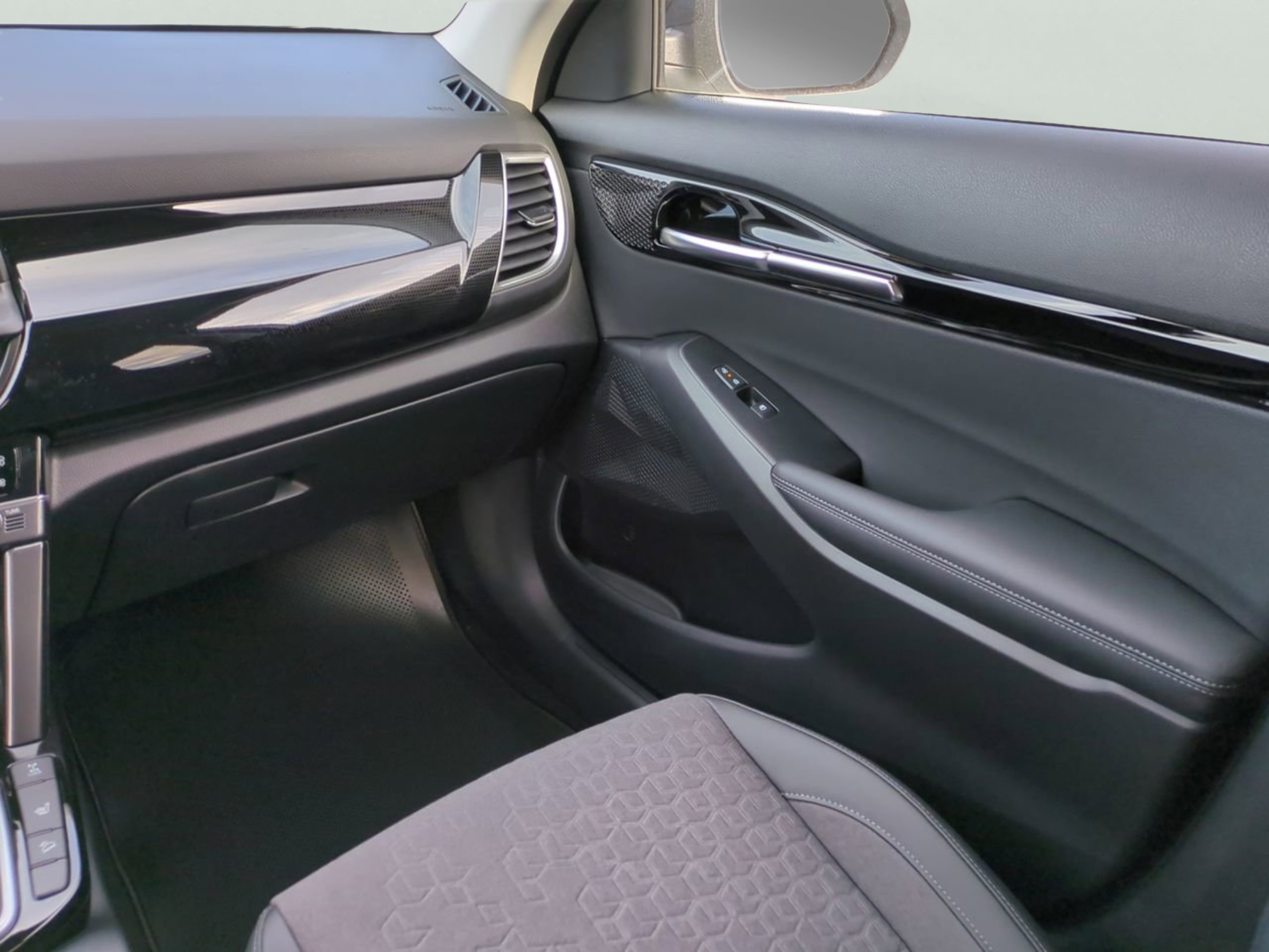 New 2026 Clear White/Black Roof Kia S image 14