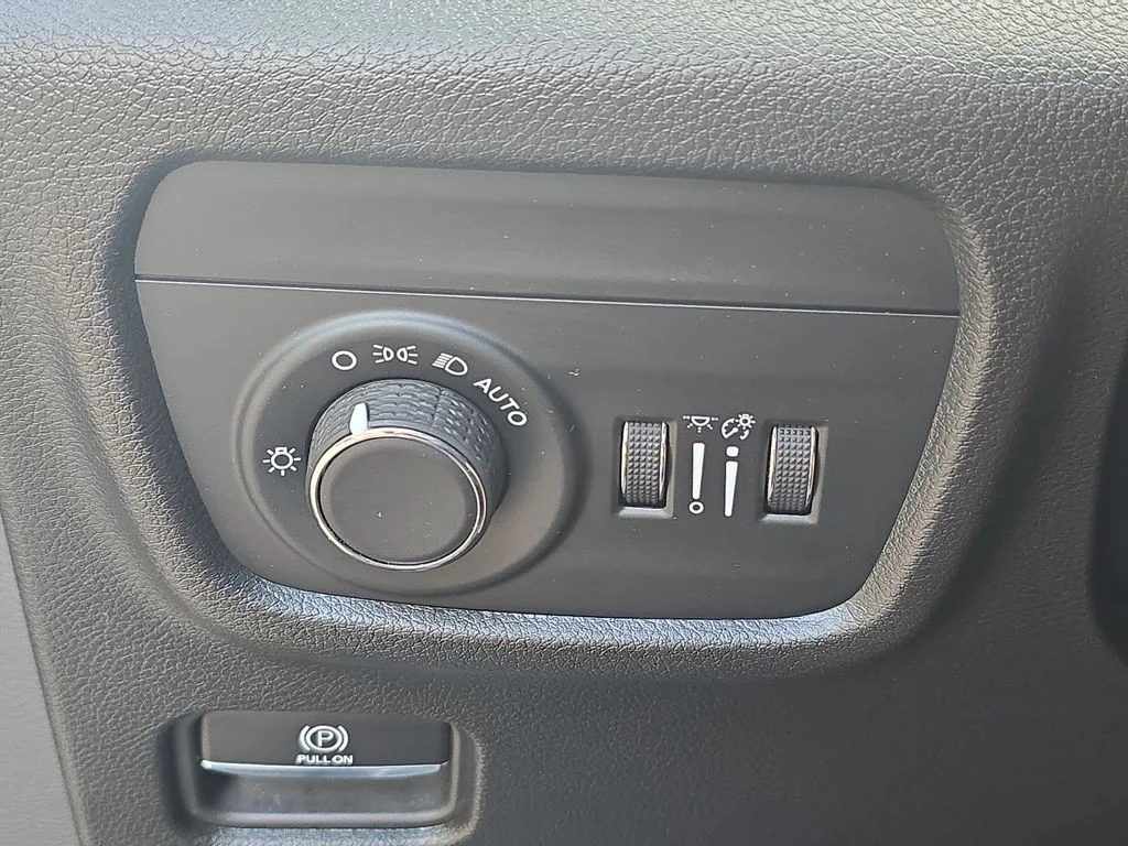 Used 2023 Black Jeep Altitude image 27