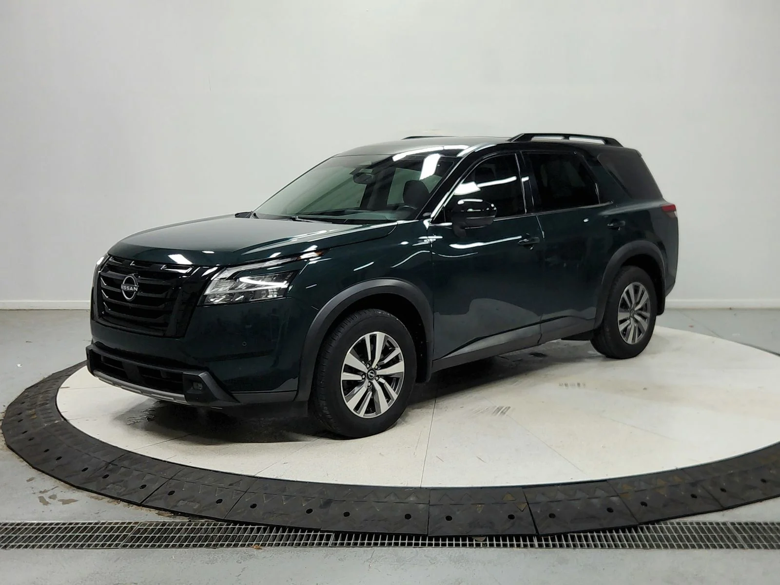 Used 2022 Green 2 Tone Nissan SL image 4