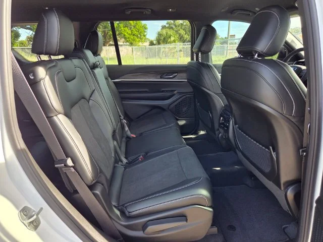 New 2027 Bright White Clear-Coat Paint Jeep Laredo Altitude image 17