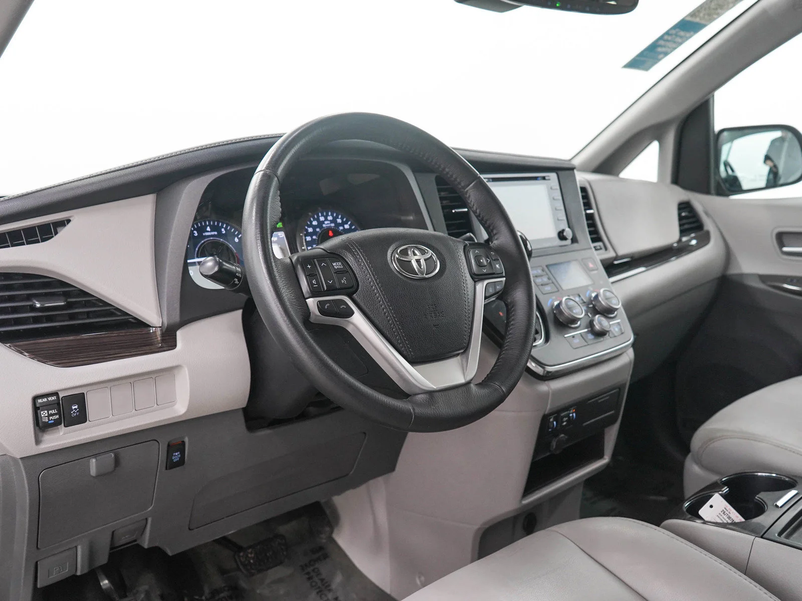 Used 2018 Silver Sky Metallic Toyota XLE Premium FWD 8-Passenger image 25