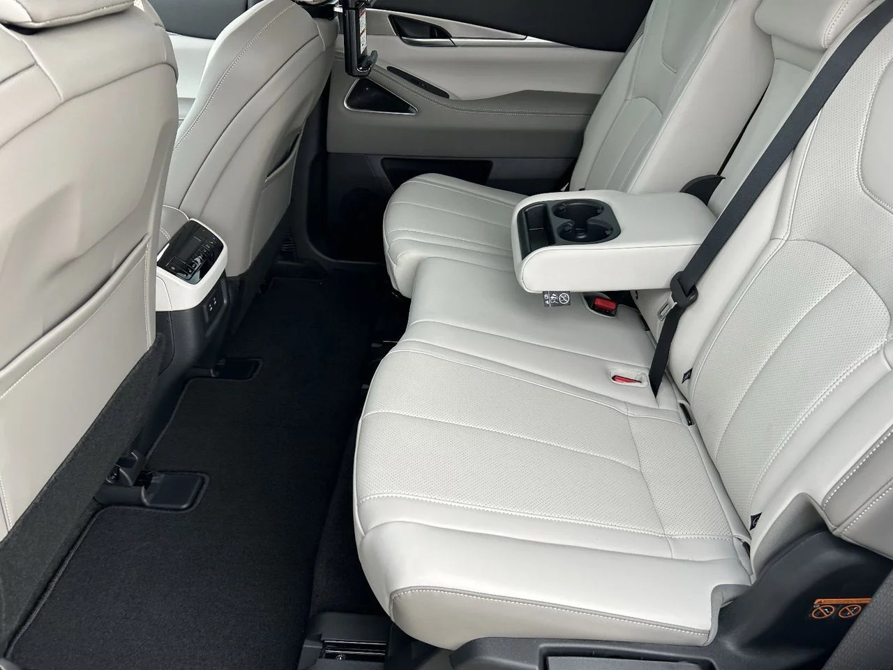 Used 2027 RADIANT WHITE INFINITI Luxe AWD image 14