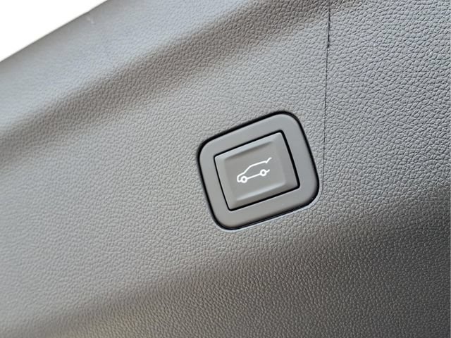 Used 2026 Polar White Tricoat Chevrolet High Country image 25